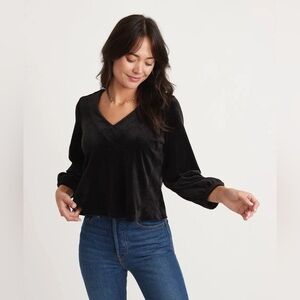 Marine Layer Jasmine black velour 3/4 sleeve
V neck top size XS